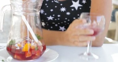 Sangria içmek kadın