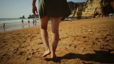 kum üzerine yürüyen kadın