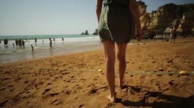 Dona Ana kumsalda yürüyen kadın