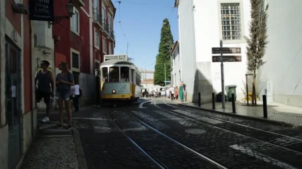 Dos tranvías en Lisboa — Vídeo de stock