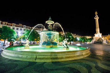 Rossio Meydanı gece