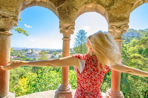 Mujer turista en Sintra — Foto de Stock