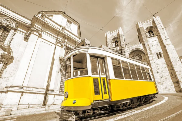 Tram giallo Lisbona — Foto Stock
