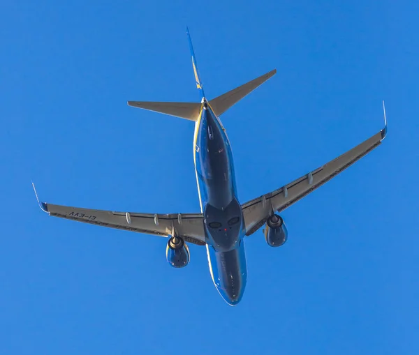 파란 비행기 ryanair takeing 오프 — 스톡 사진
