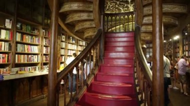 Kütüphane Lello Porto