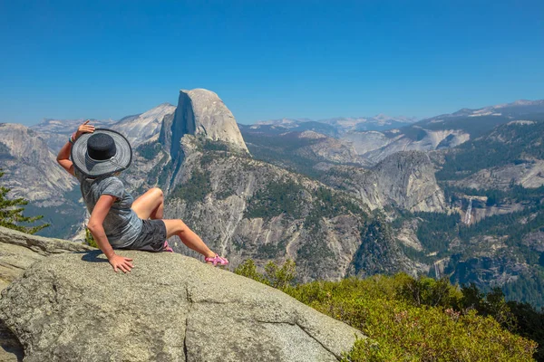 Ser halv kupol Yosemite — Stockfoto