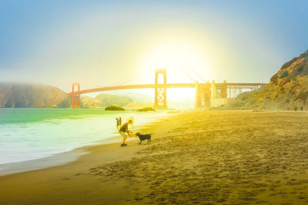 Baker Beach hond spelen — Stockfoto