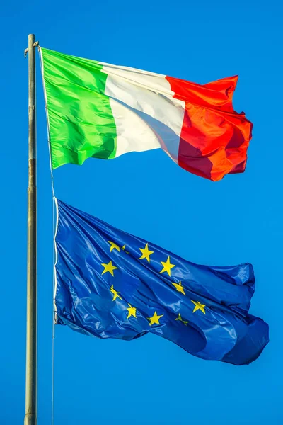 Bandiere d'Italia e d'Europa — Foto Stock