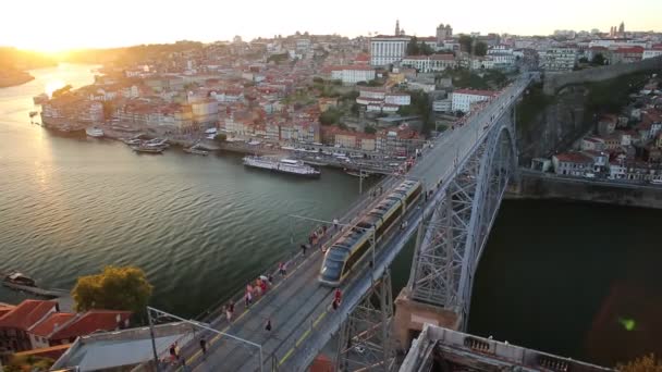 Západ slunce vlak Porto — Stock video