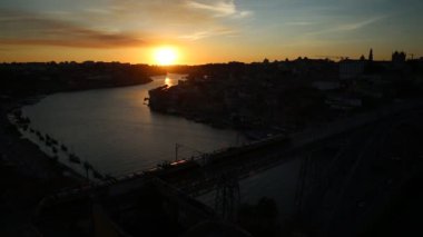 Gün batımında Porto tren