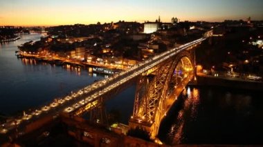 Gün batımında Douro nehir manzarası