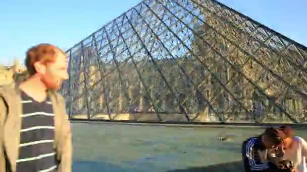 Hiperlapso da pirâmide do Louvre — Vídeo de Stock