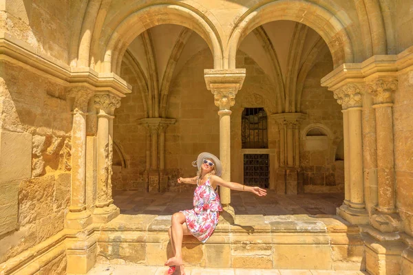 Glad turist besöker Coimbra — Stockfoto