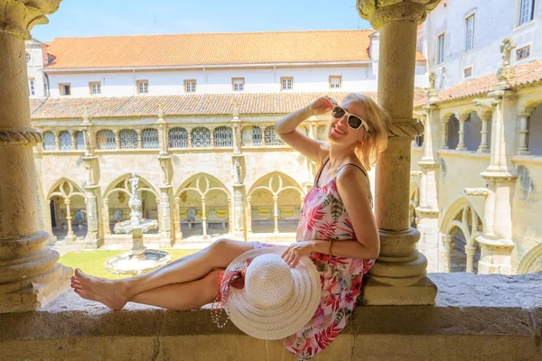 Mujer turística en Coimbra — Foto de Stock