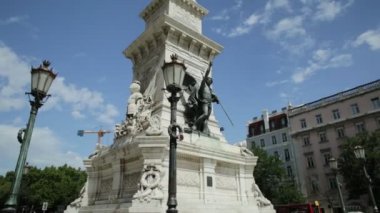 Restorasyon Meydanı Dikilitaş