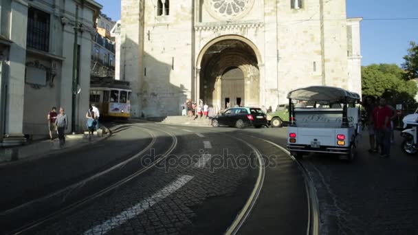 Lisbon kathedra und tuk tuk — Stockvideo