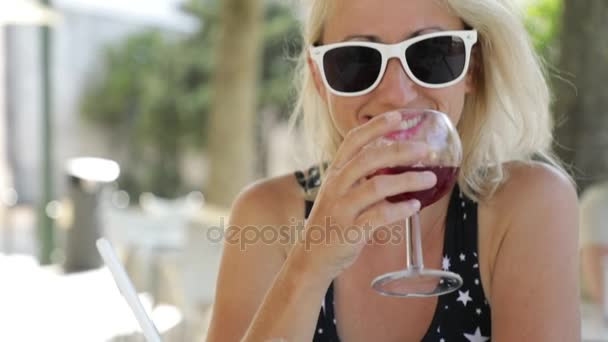 Sangria in Zeitlupe trinken — Stockvideo