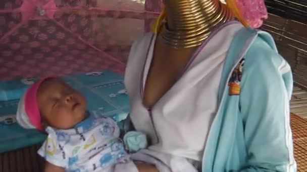 赤ちゃんを持つ若い女性 — ストック動画