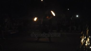 Tay ateş yiyen gösteri