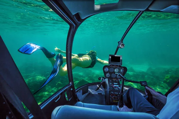 수 중 잠수함 여자 — 스톡 사진
