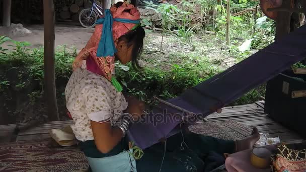 Каянская девушка с ткацким станком — стоковое видео