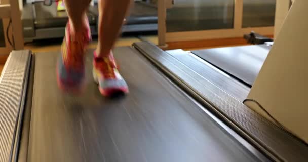 Correr en cinta de correr — Vídeo de stock
