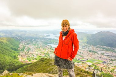 Bergen uzun yürüyüşe çıkan kimse kadın