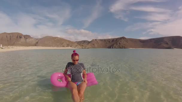 Mulher na praia mexicana — Vídeo de Stock