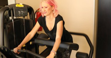 glute makine eğitmen ile