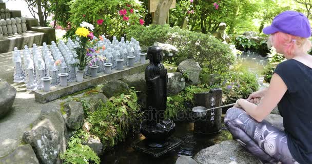 Dyrka på Jizo staty — Stockvideo
