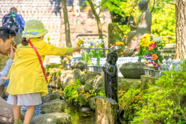 Çocuk Jizo heykel tapınma