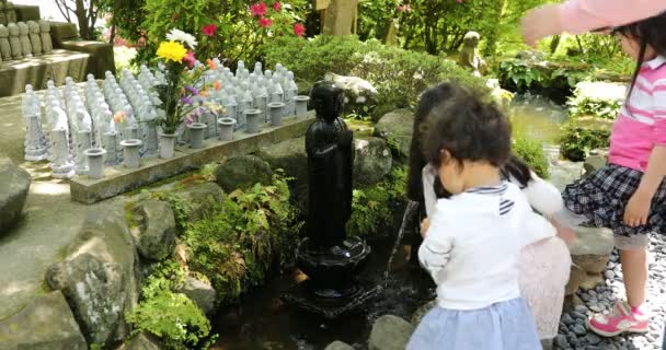 Children at Jizo Statue — Stock Video