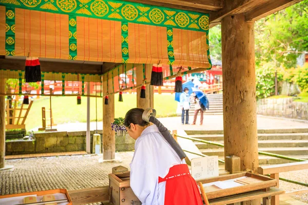 Shinto Miko i Nara — Stockfoto