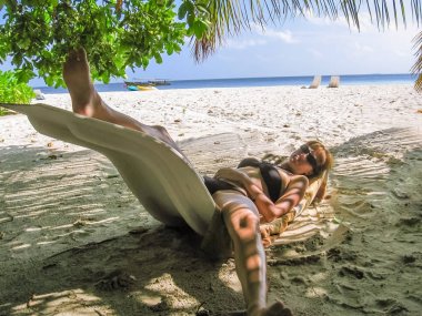 Kadın spleeping Hindistan cevizi hurma altında