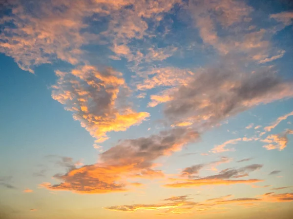 Кольорові хмари на заході сонця — стокове фото