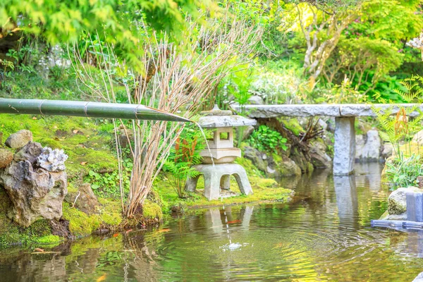 Fontaine japonaise et louches en bambou — Photo