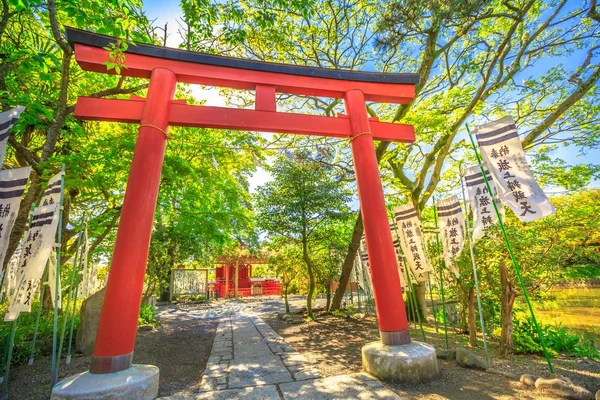 Porte de Torii au sanctuaire de Benzaiten — Photo