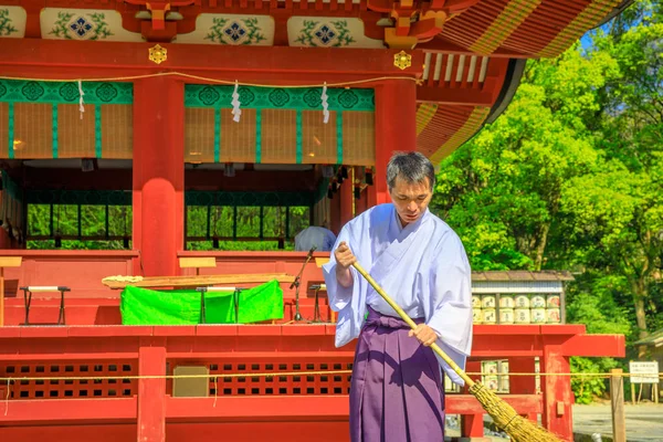 Shinto priest at Tsurugaoka Hachiman — Stock Photo, Image