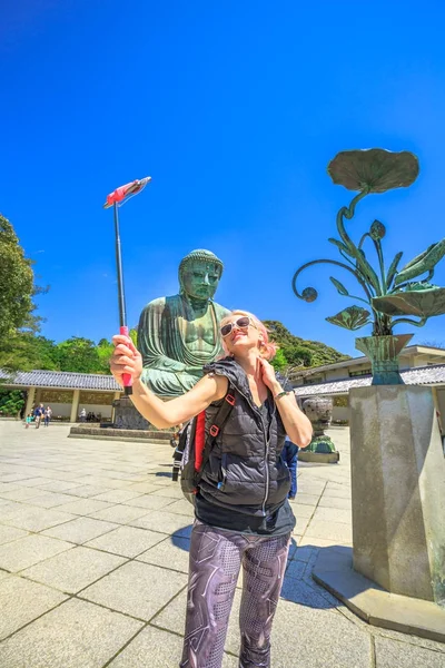 Wanita selfie di Great Buddha — Stok Foto