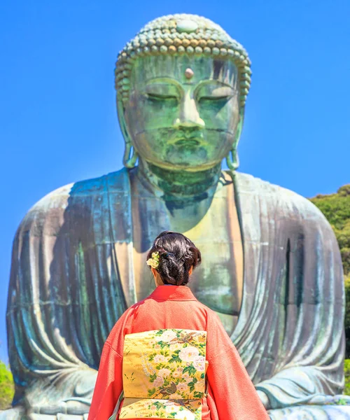 Kimono-Frau bei großem Buddha — Stockfoto