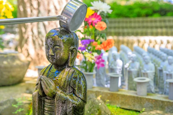 Anbetung an der Izostatue — Stockfoto