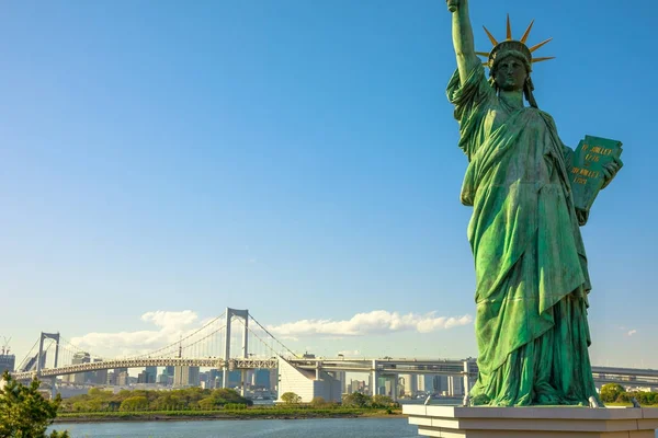 Статуя Свободы и Радужный мост — стоковое фото