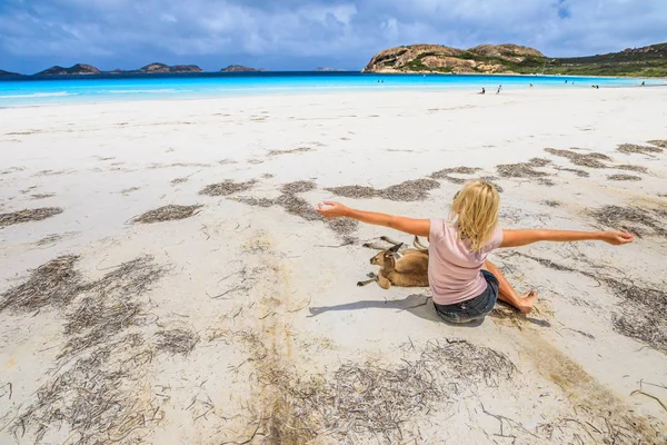 Woman with kangaroo at Lucky Bay — Stock Photo, Image