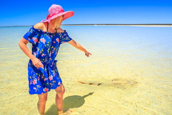 Touriste à Shell Beach — Photo