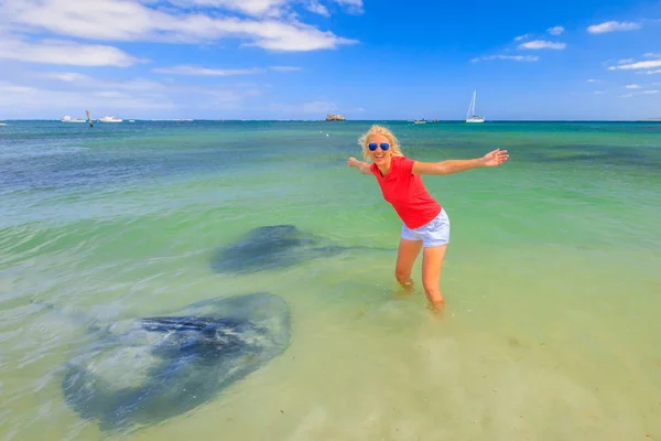 Happy tourist with Eagle Ray — Stock Photo, Image