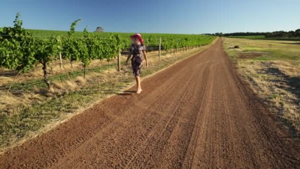 Viñedo bodega dama — Vídeo de stock