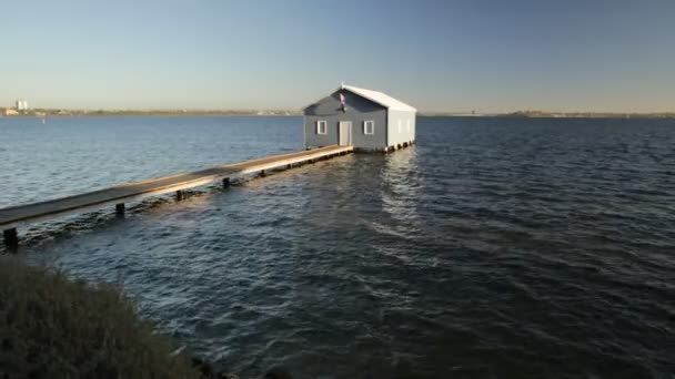 Casa de barco azul — Vídeos de Stock