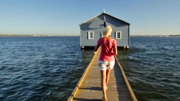 Mavi tekne kadın — Stok video