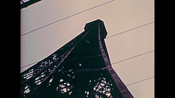 Eiffeltoren van Parijs van de jaren 1970 — Stockvideo