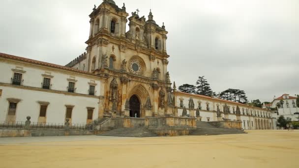 Fachada del monasterio de Alcobaca — Vídeo de stock